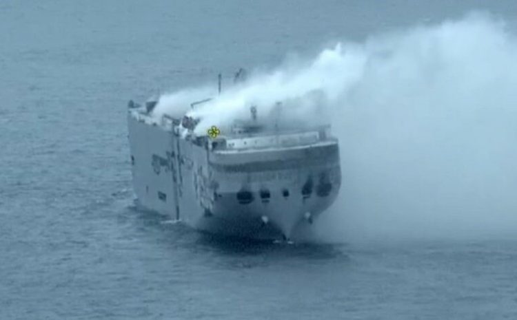  Burning car carrier too hot to board, another attempt set for later today [Versão em Inglês]